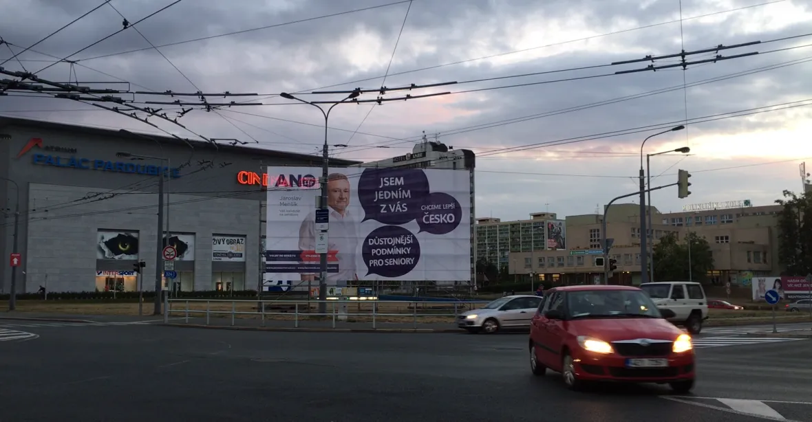 Kandidát za ANO si postavil obří billboard bez povolení. Musí pryč