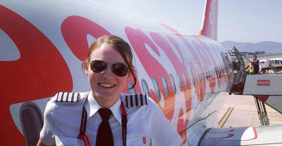 Nejmladší pilotka v historii: ve 26 létá s airbusem, i po boku 19letého kopilota