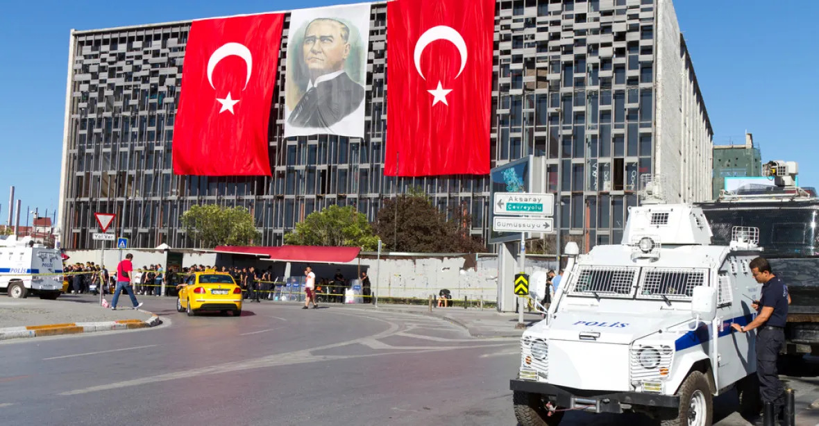 Bilance tureckých čistek: po puči bylo zadrženo 32 000 lidí