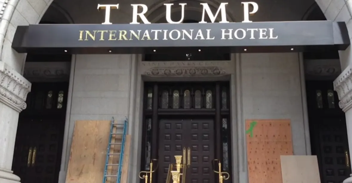 Černošští aktivisté z Black Lives Matter posprejovali Trumpův hotel