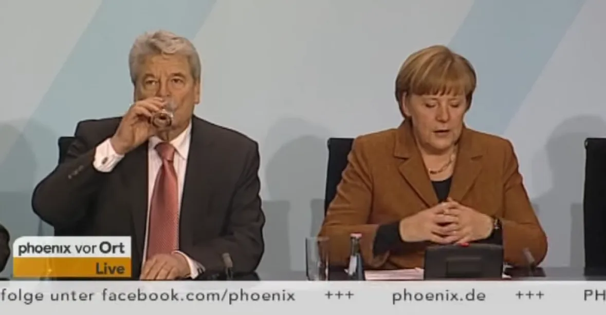 Táhněte! Zrádci! V Drážďanech křičel dav na Merkelovou a Gaucka
