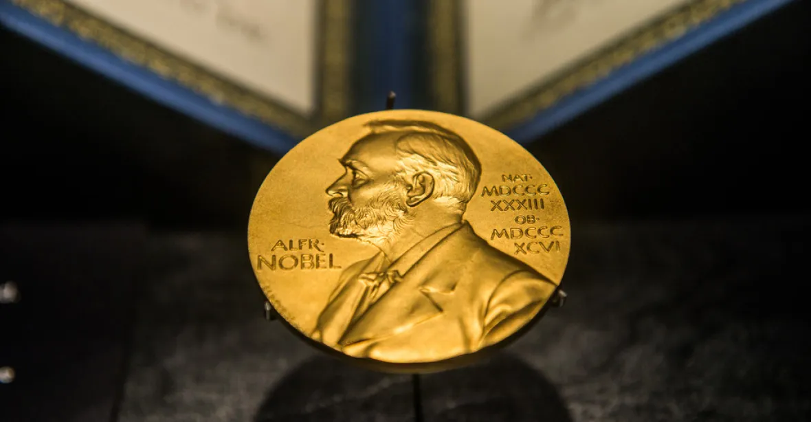 Nobelovu cenu za fyziku mají tři Britové za výzkum exotických fází hmoty