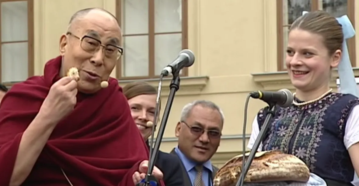 Tibetské vlajky vítaly dalajlamu na Hradčanech. Zákaz pódia nepomohl