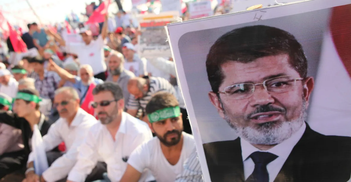 Bývalý muslimský prezident Mursí na 20 let do vězení. Není odvolání