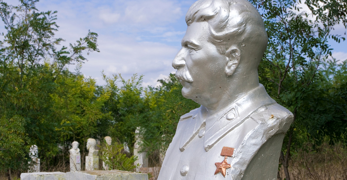 Stalinův vnuk zpochybnil ruskou vinu za Katyň. Soud prohrál