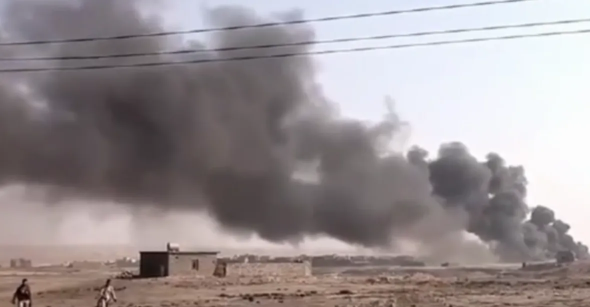 Irácká armáda pozastavila postup u Mosulu. Na západ od města se bojuje