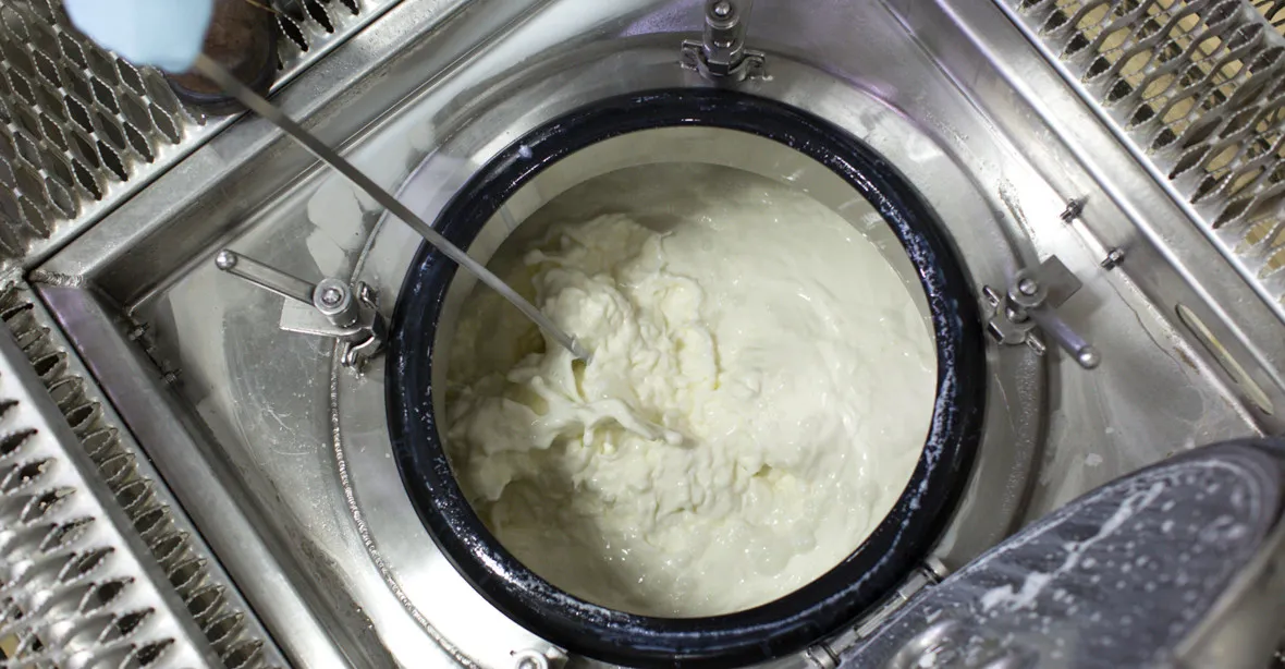 Jogurtový magnát čelí výhrůžkám. Zaměstnává „příliš mnoho migrantů“