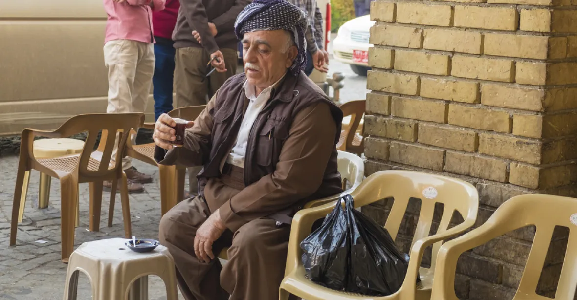 Holení, stříhání vlasů a cigarety. Lidé slaví svobodu od IS