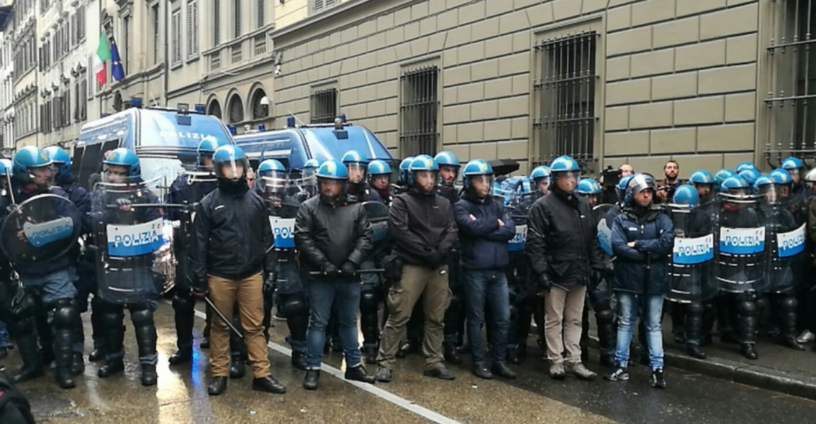 Demonstrace ve Florencii přerostla v násilnou potyčku s policií