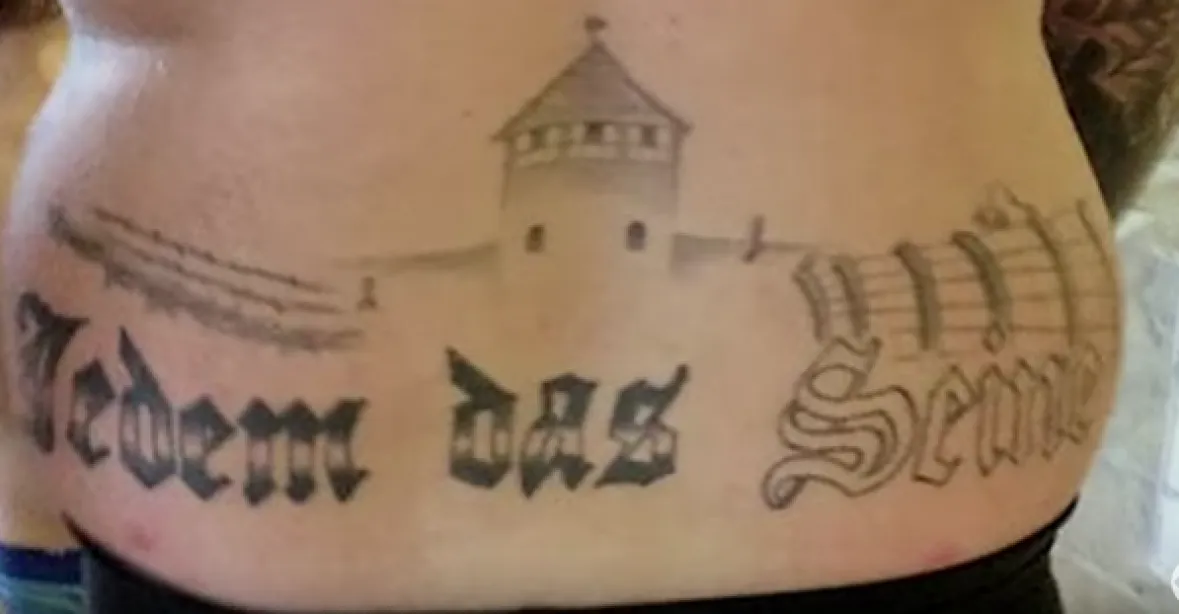 Německý neonacista půjde do vězení za tetování s koncentrákem