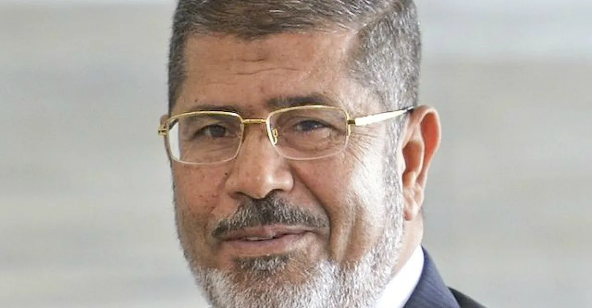 Mursí zatím popraven nebude. Egyptský soud nařídil obnovit proces