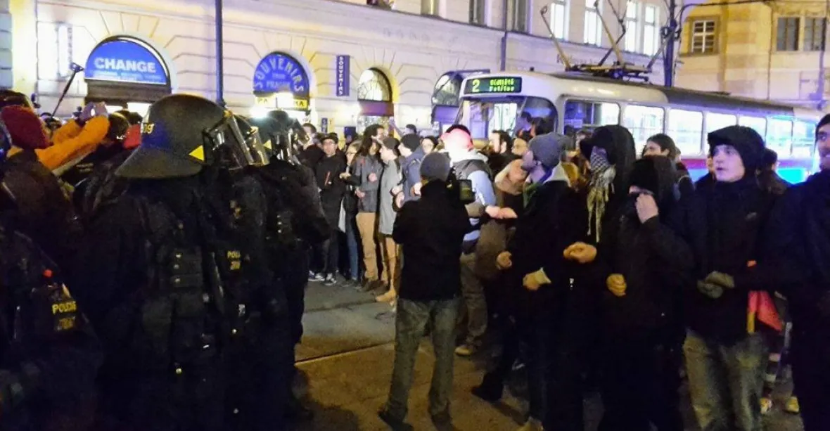 17. listopad v ulicích: demonstranti zastavili průvod zemanovců Prahou