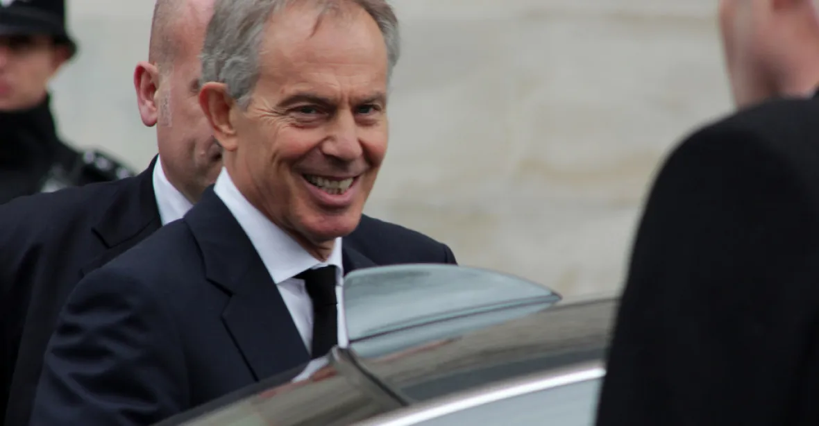 Zaplní Blair vakuum mezi „neschopnou“ Mayovou a „cvokem“ Corbynem?