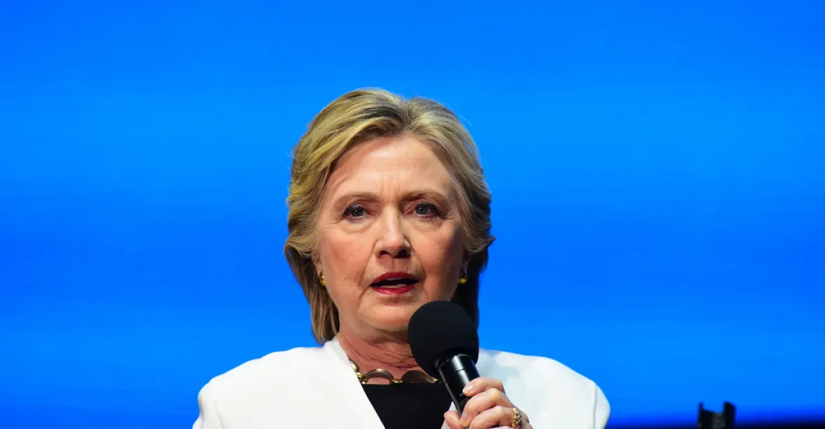 Poslední stéblo naděje: Příznivci Clintonové žádají přepočítání hlasů