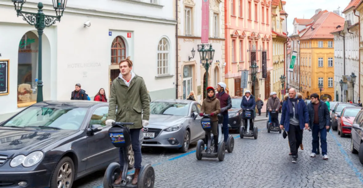 Zákaz segwayů v Praze začne platit v prosinci, značky se teprve montují