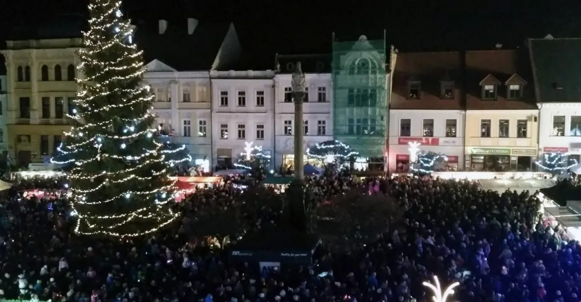 V České Lípě spadl dvacetimetrový vánoční strom, zřejmě kvůli větru