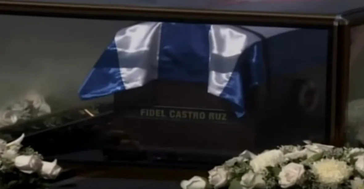 V Santiagu pohřbili Fidela Castra. Jsem Fidel, křičel dav