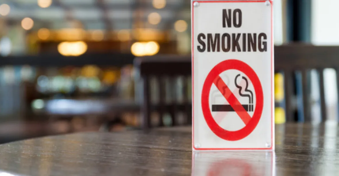 Poslanci schválili protikuřácký zákon, kuřárny neprošly