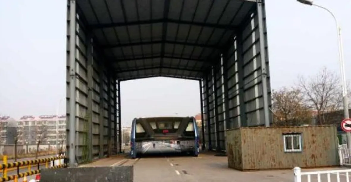 Revoluční čínský „obkročný autobus“ reziví. Možná šlo o podvod