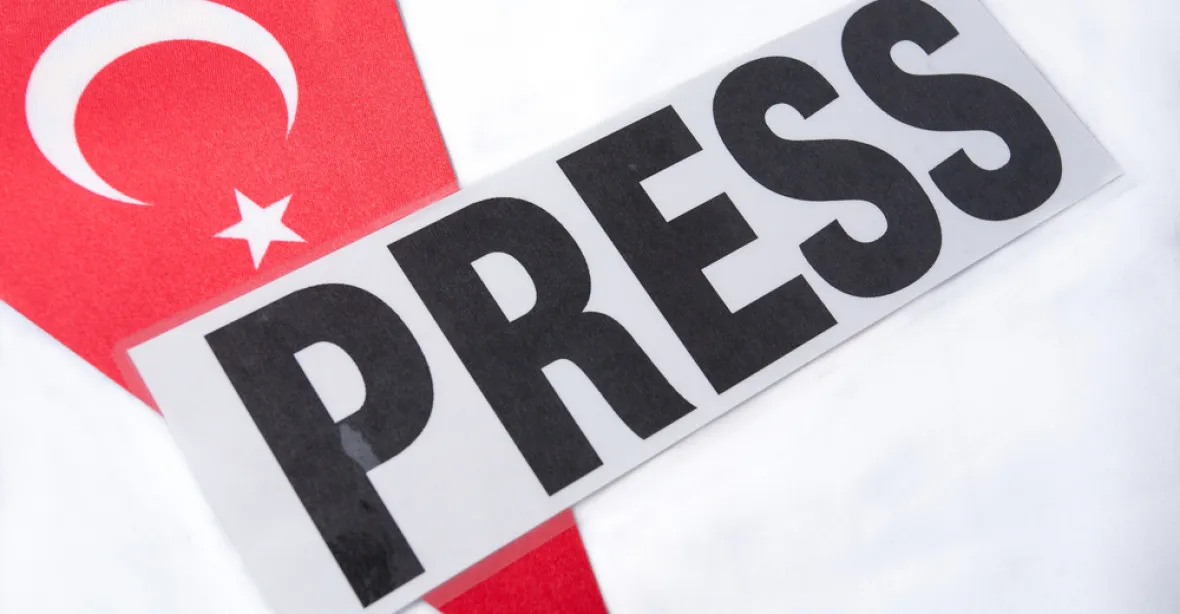 Počet vězněných novinářů vzrostl na 350, hlavně kvůli Turecku