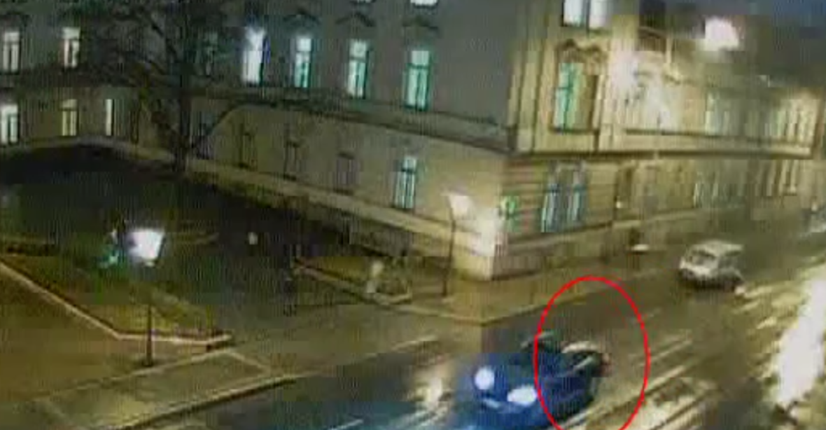 Před Úřadem vlády přejelo auto chodce a vláčelo ho 30 metrů