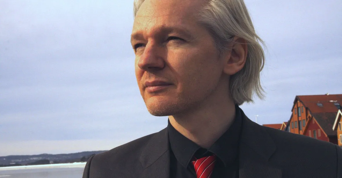 Assange: Uniklé americké e-maily na WikiLeaks prý nejsou z Ruska