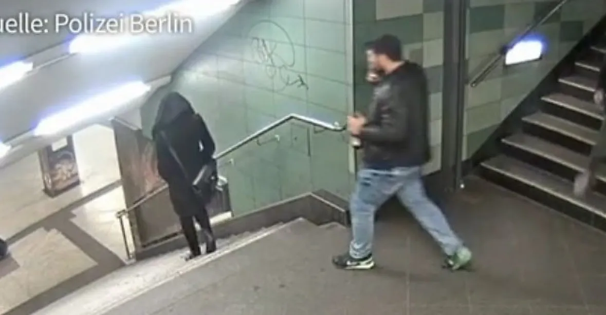 Policie dopadla útočníka, který brutálně skopnul ženu v metru