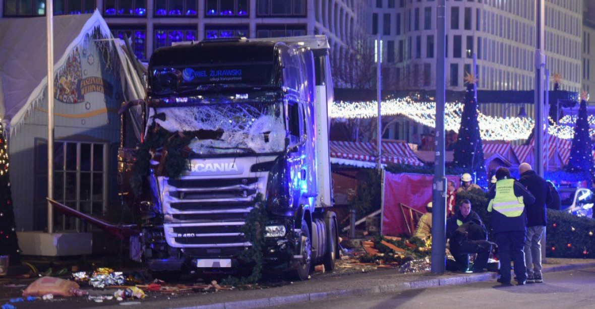 Teror v Berlíně. Kamion vjel na vánoční trh, 12 mrtvých, 45 zraněných