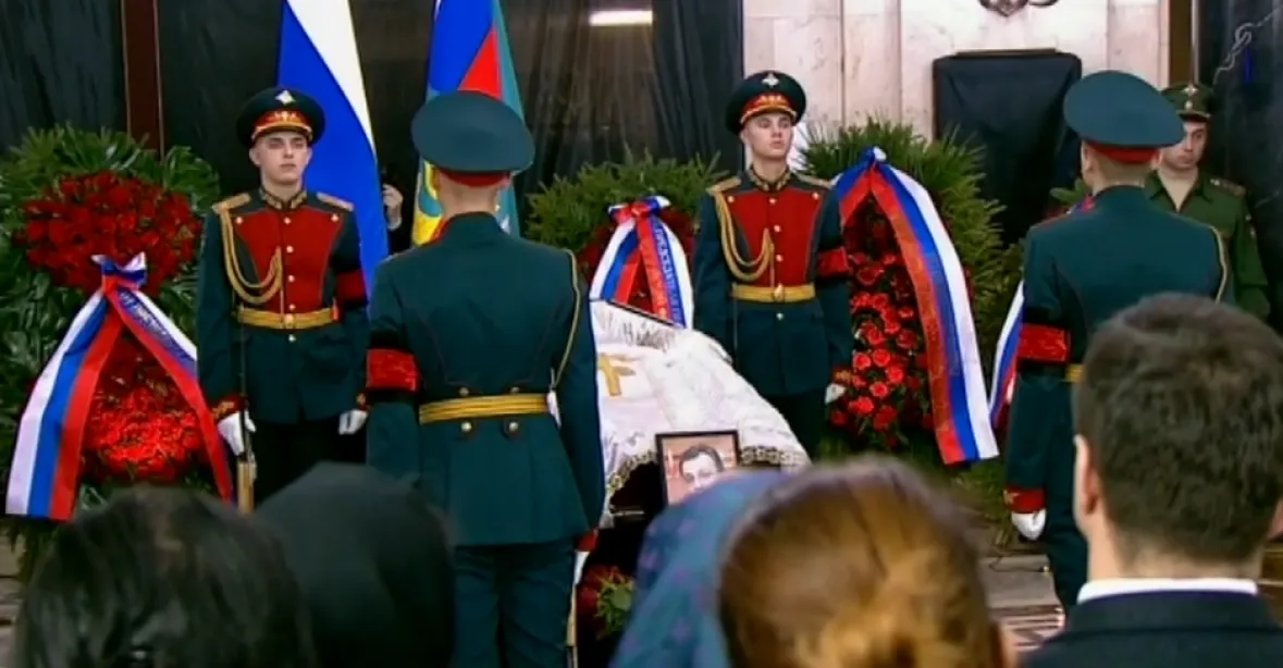 V Moskvě pohřbili diplomata Karlova. Obřadu se účastnil i Putin