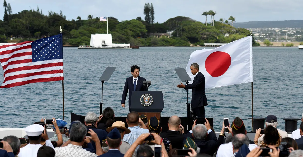 Historická chvíle: japonský premiér v Pearl Harboru vyjádřil soustrast za oběti