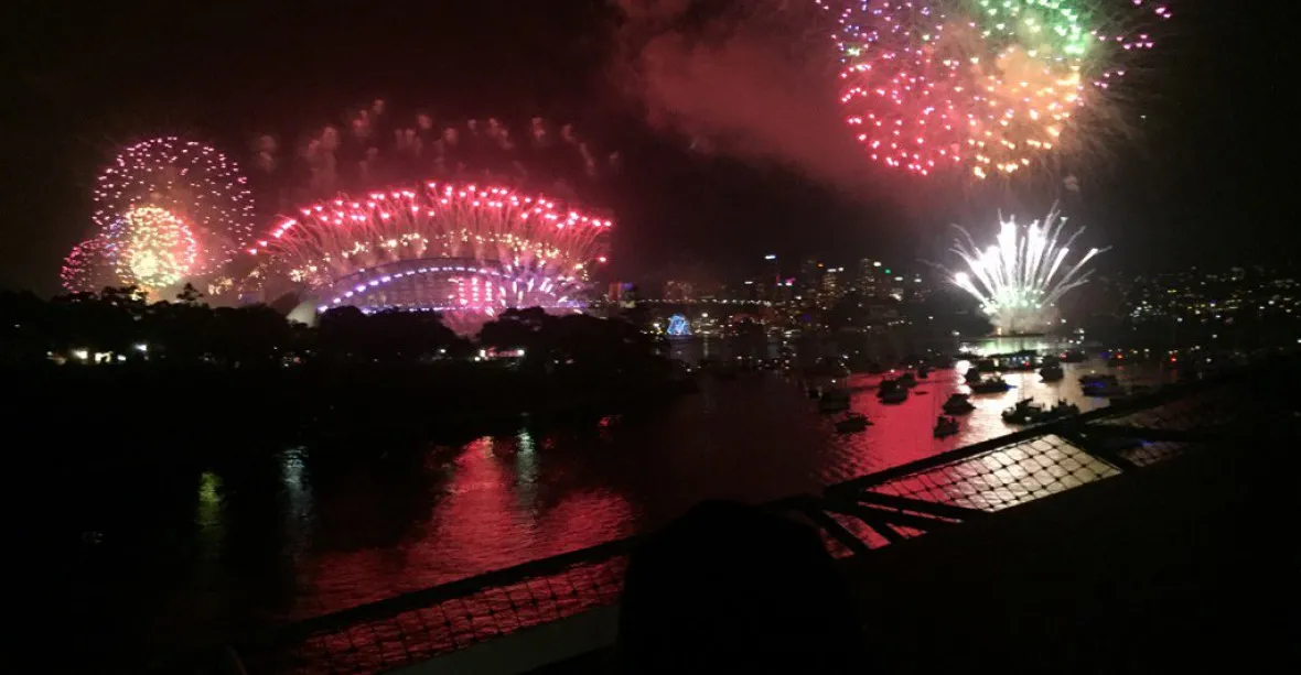 Příchod nového roku oslavili velkolepým ohňostrojem v Sydney