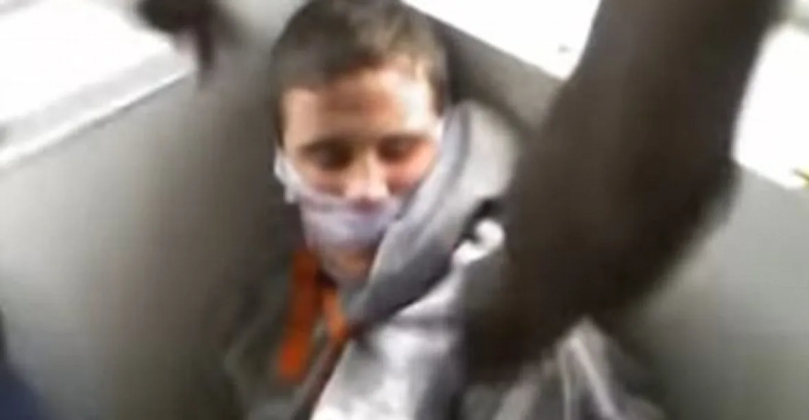 VIDEO: Násilníci živě vysílali, jak bijí postiženého bělocha
