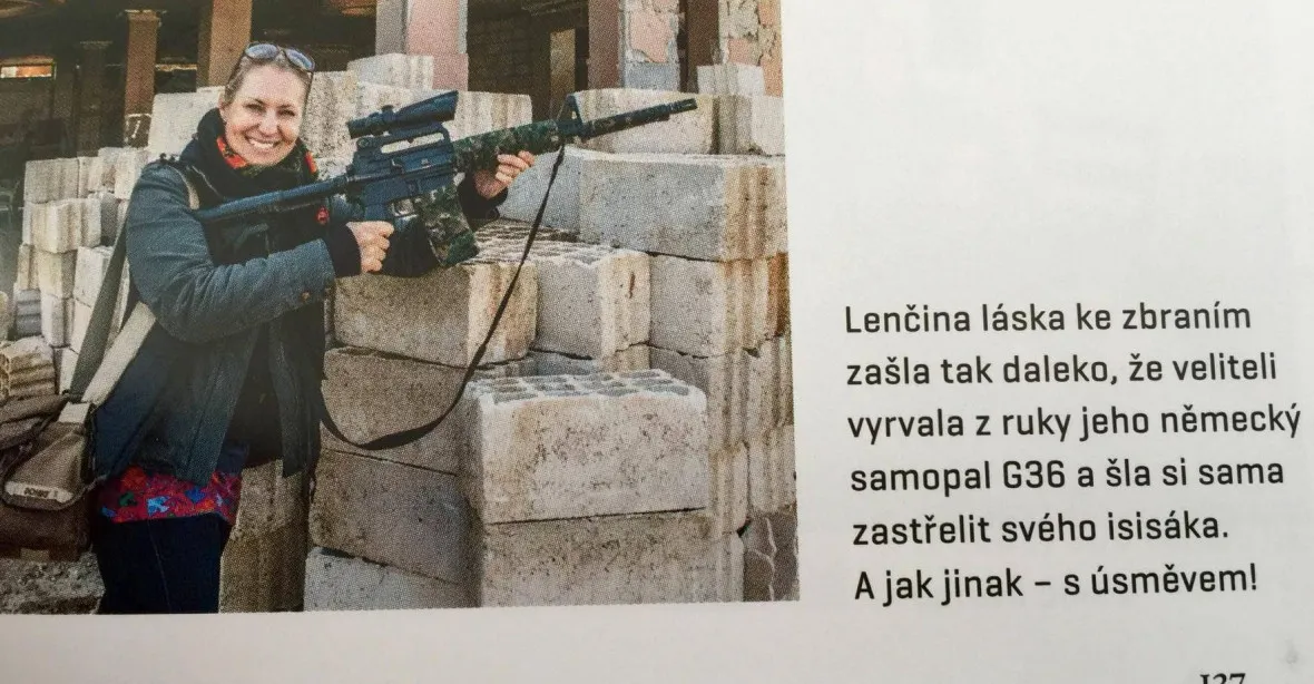 Novinářka Klicperová schytala kritiku za fotku s puškou na střílení ‚isisáků‘
