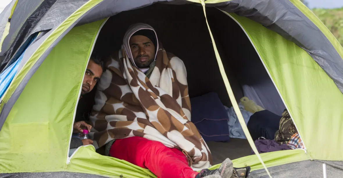 Stovky migrantů mrznou ve stanech na Lesbu. Řecko je ubytuje na lodi