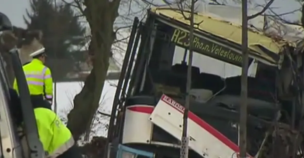 U Prahy havaroval autobus, jedna žena zemřela