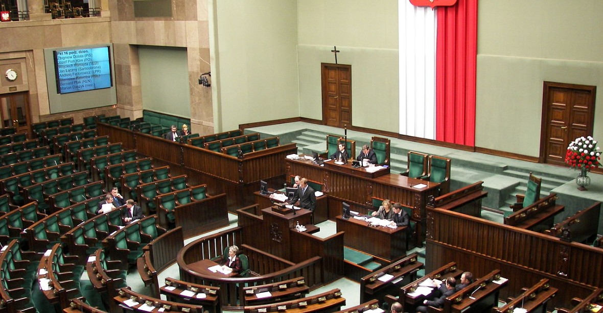 Polská opozice ukončila protest v parlamentu, spory ale pokračují