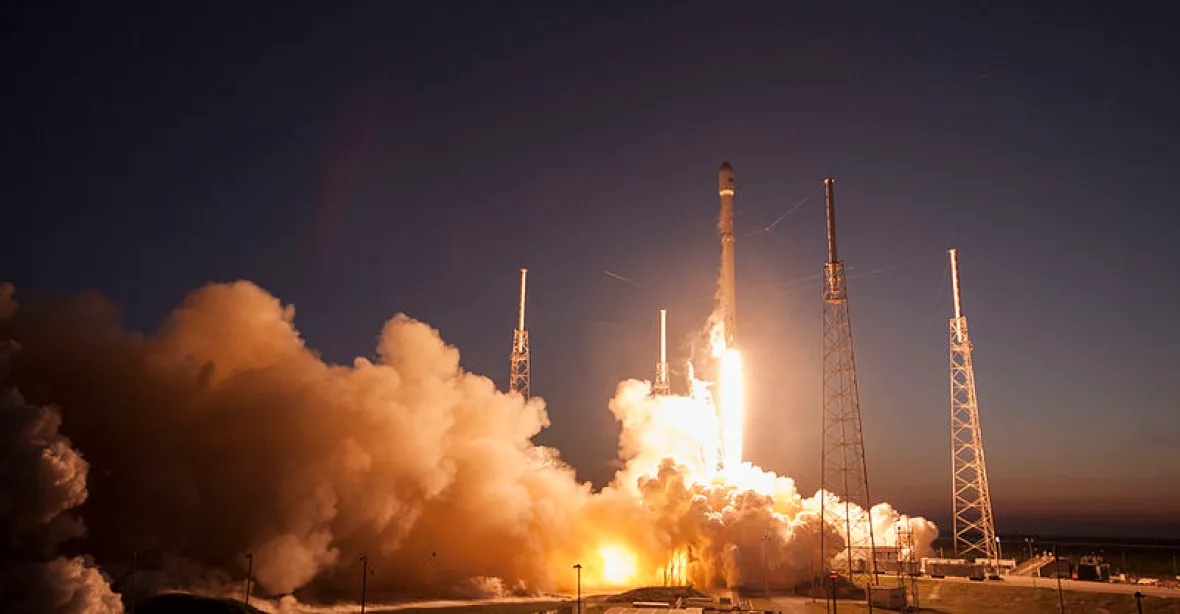 Po havárii úspěch: Soukromá raketa Falcon 9 úspěšně vzlétla