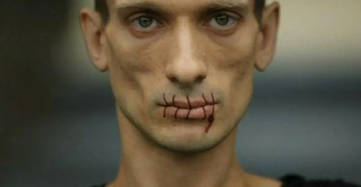 Pavlenskij, který si sešil ústa, utíká z Ruska. Znásilnil prý herečku