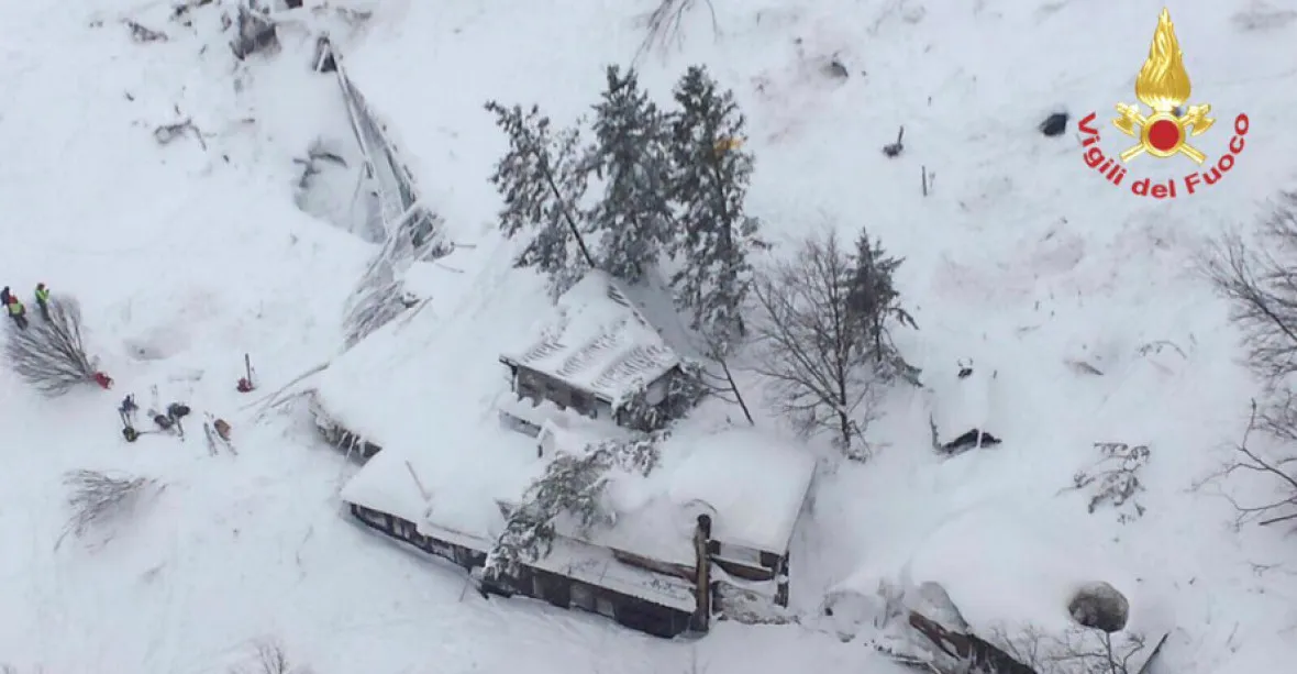Objevena poslední těla v italském hotelu, lavina má 29 obětí