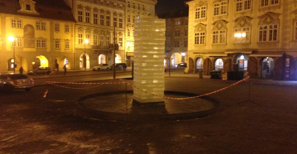 Na Malostranském náměstí vyrostla socha: čtyřtunový ledový kvádr