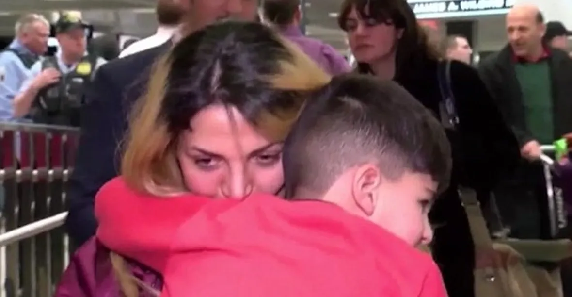 Pětiletý chlapec hodiny zadržován na letišti. Bílý dům: Mohl být hrozbou