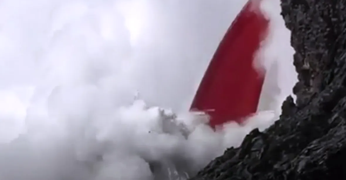 VIDEO: Uchvacující záběry z vulkánu. Láva prýští přímo do moře