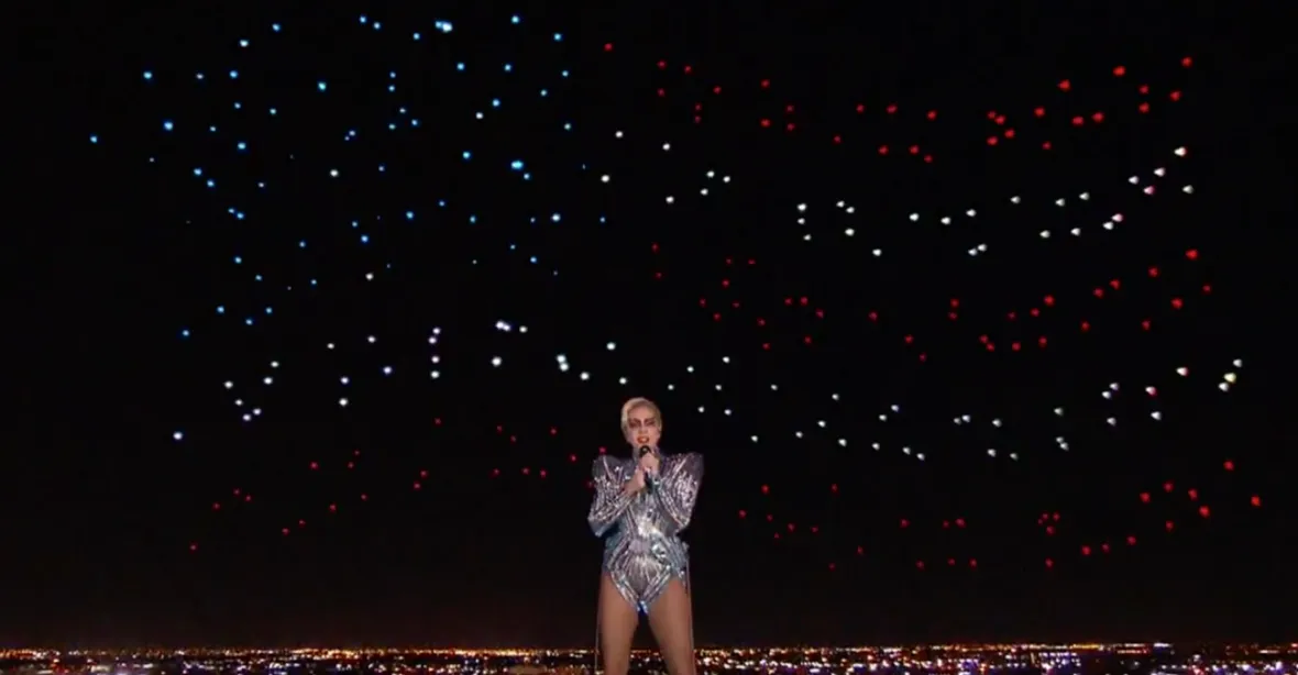 Megalomanská show na Super Bowlu: Lady Gaga a 300 tančících dronů