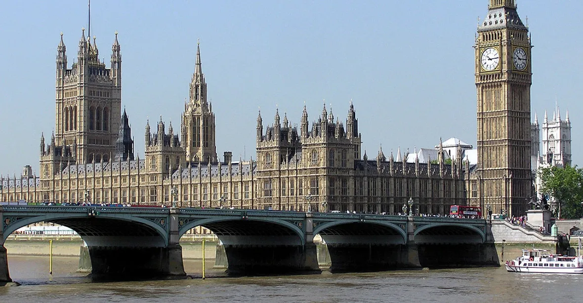 Poslanci britského parlamentu odsouhlasili vládě vyjednávání o brexitu