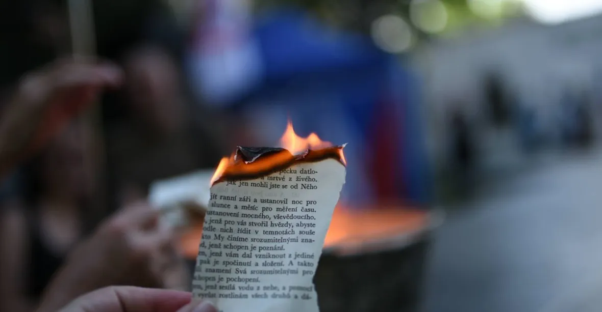 Slovenka spálila Korán, podle expertů může ohrozit bezpečnost země