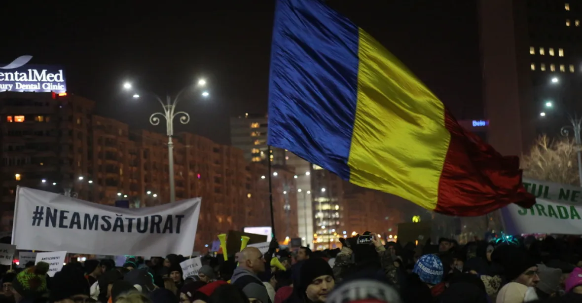 Demonstrace v Rumunsku pokračují. Desetitisíce lidí požadovaly demisi vlády