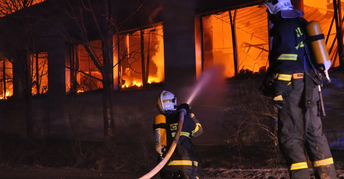 Požár lakovny ve Zvoli je uhašený, ale těžce zraněný hasič zemřel