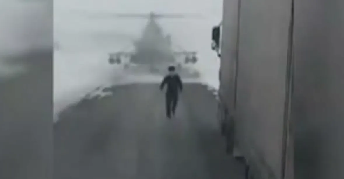 VIDEO: Vojenský pilot přistál s vrtulníkem na dálnici. A ptal se na cestu