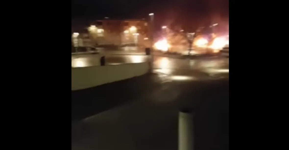 Zapálená auta a rabování. Policie vyšetřuje nepokoje ve Stockholmu