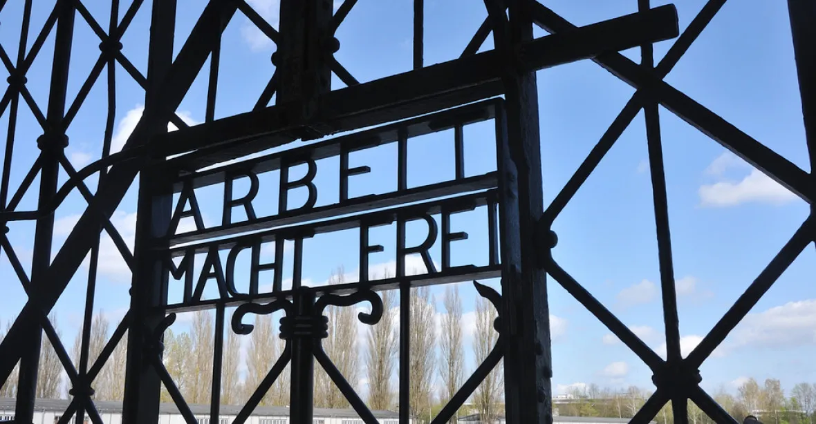 Do Dachau se vrátila ukradená brána s nápisem Arbeit macht frei